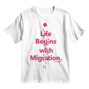 Camiseta blanca con el texto Life Begins with Migration en degradado y raíces, diseño de porCausa